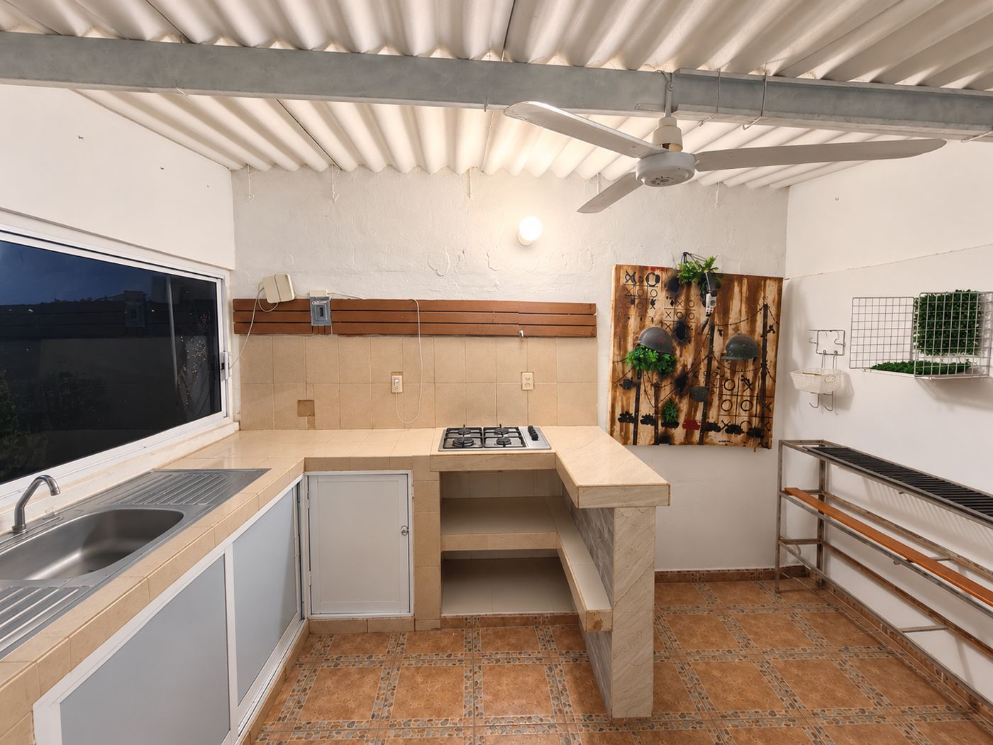 Cocina con parrilla y amplias superficies