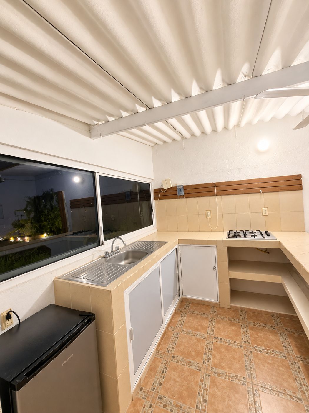 Cocina equipada con fregadero y parrilla