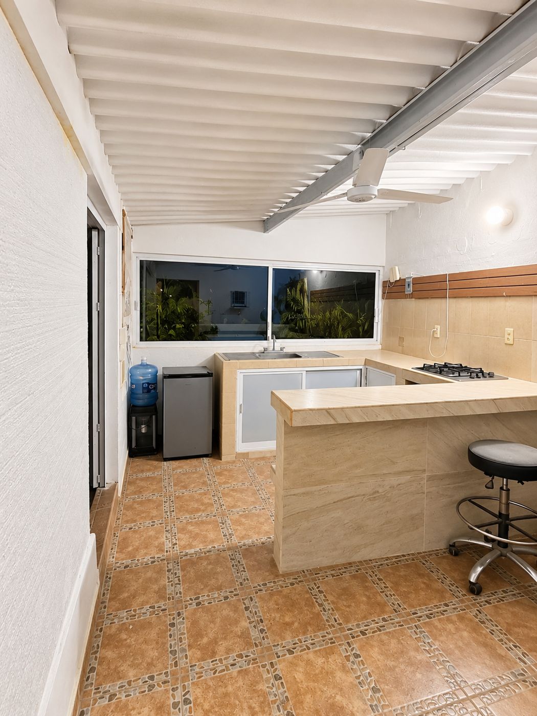Vista frontal de cocina con barra